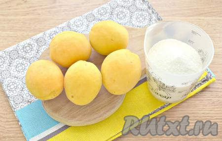 Абрикосы для этой заготовки выбирайте спелые, упругие, неповреждённые. Абрикосы тщательно промываем под проточной водой. Банки нужно будет простерилизовать удобным способом (обычно я стерилизую баночки над паром). Крышки обязательно прокипятите (я кипячу в течение 3-5 минут в закипевшей воде).