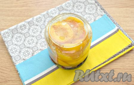 Затем банки с абрикосами в собственном соку ставим на крышки, укутываем в одеяло и полностью остужаем. Хранить заготовку рекомендуется в прохладном месте.