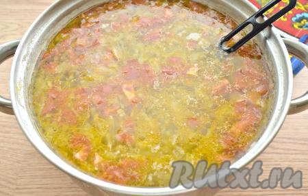 После того как картошка с капустой проварятся минут 15 (станут достаточно мягкими), выкладываем в кастрюлю обжаренные овощи со сковороды, перемешиваем.