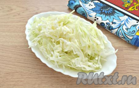 С капусты снимаем верхние листы, отрезаем кочерыжку. Нарезаем капусту достаточно тонко и выкладываем в кастрюлю после того, как картофель проварится минут 5. Вместе варим капусту с картошкой минут 15.