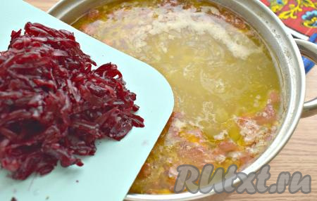 Натираем варёную свеклу, добавляем в кастрюлю. Чтобы сохранить красивый цвет борща, вливаем столовую ложку уксуса. Перемешиваем, варим дальше 5 минут.