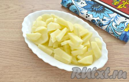 Очищаем картофель, морковку и лук. Нарезаем картошку брусочками и выкладываем в закипевший бульон. Снова даём говяжьему бульону закипеть, а затем, уменьшив огонь, варим 5 минут.