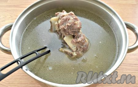 Промываем говядину, перекладываем мясо в кастрюлю, заливаем 2,5 литрами воды, ставим на достаточно сильный огонь. А после закипания снимаем пену и варим, примерно, 1,5 часа.&nbsp;В это же время в другой кастрюльке нужно отварить свеклу в кожуре (на отваривание потребуется минут 40-50), затем даём ей остыть и очищаем. По прошествии 1,5 часов отварную говядину извлекаем из кастрюли, оставляем охлаждаться. Бульон, по желанию, процеживаем и возвращаем в кастрюлю, ставим на огонь, по вкусу солим. После остывания говядину отделяем от костей, нарезаем на части и пока отставляем в сторону.