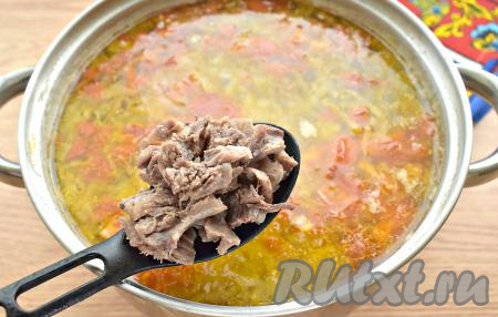 Следом выкладываем нарезанную говядину, даём закипеть. А после этого на небольшом огне варим борщ дальше ещё 5-6 минут.