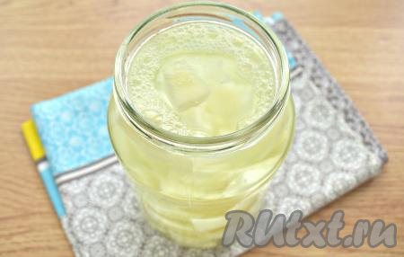 Нарезанную дыню перекладываем в банку, заливаем горячей кипячёной водой.