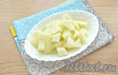 Срезаем кожуру, а мякоть нарезаем кубиками-треугольниками (примерный размер 2 сантиметра).