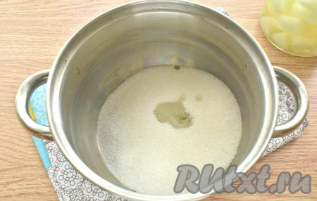 В кастрюлю всыпаем сахар, вливаем лимонный сок.