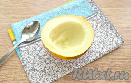 Разрезаем дыню пополам, удаляем семечки.