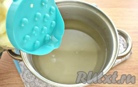 Воду из банки переливаем к сахару так, чтобы дыня осталась в банке. Для того чтобы удобно было сливать воду из банки, можно на баночку надеть специальную крышку с отверстиями. Перемешиваем воду из банки с сахаром, ставим на огонь, сироп доводим до кипения, провариваем одну минуту (чтобы сахар растворился полностью).