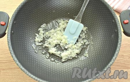 А пока тесто поднимается, займёмся начинкой для пиццы. Очищаем репчатый лук, нарезаем его на мелкие кусочки. В сковороде разогреваем растительное масло, выкладываем лук, обжариваем его на среднем огне, помешивая, 3-4 минуты (до мягкости).