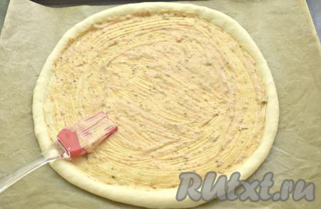 Майонез смешиваем с томатным соусом, добавляем прованские травы, перемешиваем. Частью получившегося томатно-майонезного соуса смазываем основание пиццы (не забывайте, что мы будем выпекать 3 пиццы, поэтому и соус, и фарш, и сыр, и овощи для начинки нужно распределять пропорционально по пиццам).