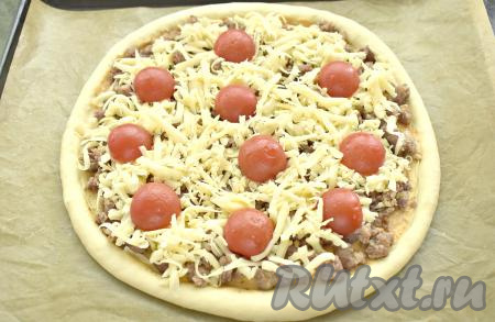 Помидоры промываем, нарезаем (черри можно нарезать на половинки, крупные помидоры можно нарезать на кружочки) и кладём поверх сыра.