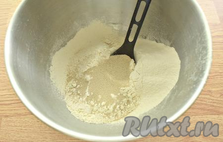 В миску просеиваем пшеничную муку, добавляем сахар, соль, сухие быстродействующие дрожжи, хорошо перемешиваем.