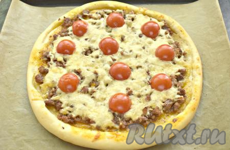 Отправляем пиццу с фаршем в разогретую до 180 градусов духовку на 20-25 минут.