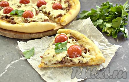 Домашнюю пиццу с фаршем достаём из духовки, сразу разрезаем на кусочки и с удовольствием угощаемся. Аналогично выпекаем все пиццы. Пицца на дрожжевом тесте получилась мягкой, очень вкусной, с сочной начинкой.