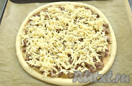 Мясную начинку посыпаем натёртым сыром.