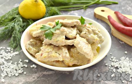 Свинина, тушёная в майонезе, получается сочной, вкусной, нежной и мягкой, я предпочитаю подавать это блюдо с картофельным пюре.