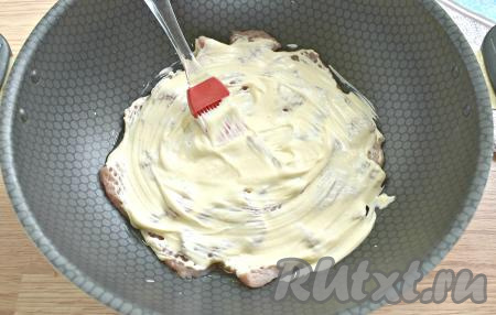 Сверху кусочки свинины обильно смазываем майонезом.