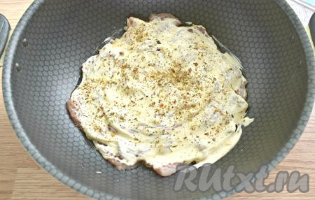 По вкусу мясо солим, посыпаем готовой приправой для свинины. Можно также использовать свои любимые специи - молотый перец, паприку, кориандр и другие.