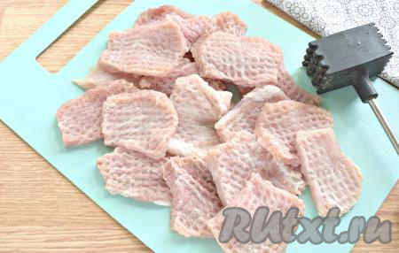 Каждый кусочек свинины немного отбиваем молоточком для мяса.
