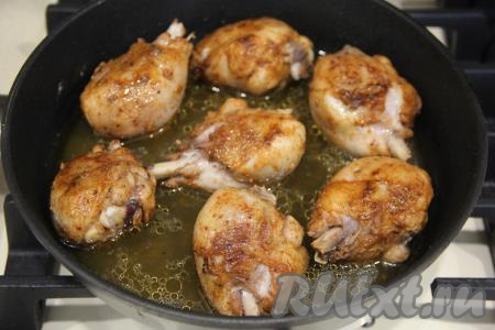 Влить в сковороду 100 миллилитров воды, накрыть крышкой и тушить курицу с момента закипания воды минут 30 на минимальном огне.&nbsp;