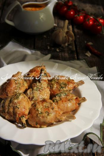 Переложить нежные, аппетитные, сочные кусочки курицы со сковороды на блюдо и подать к столу, дополнив гарниром, который можно полить сливочно-сырным соусом, в котором тушилось мясо.