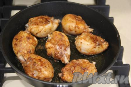 Обжарить курицу с двух сторон до золотистого цвета на достаточно сильном огне (на это потребуется минут 5-7).&nbsp;