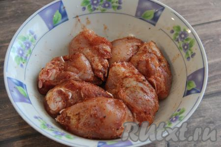 Перемешать кусочки курочки, покрывая специями со всех сторон, и оставить на минут 30.