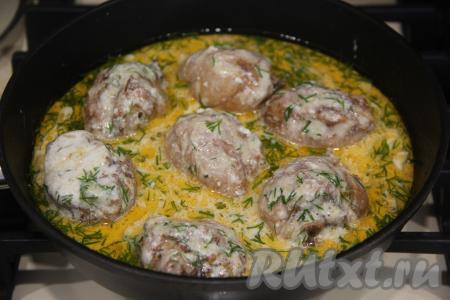 После того как кусочки курицы протушатся в воде минут 30, влить в сковороду сливочно-сырный соус&nbsp; и томить курочку на медленном огне под крышкой 10-15 минут.&nbsp;