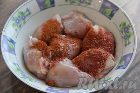 Добавить к курице соль и специи по вкусу (я добавила копчёную паприку).