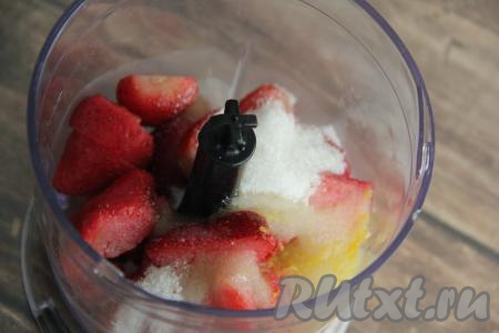 Добавить в чашу сок лимона и цедру. Всыпать сахар.