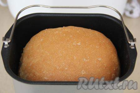 По окончании программы достать ведёрко с молочным хлебом из хлебопечки и остудить его в течение минут 15. Затем достать хлеб и остудить его на решётке. Вынуть лопатку для замеса с внутренней стороны буханки.