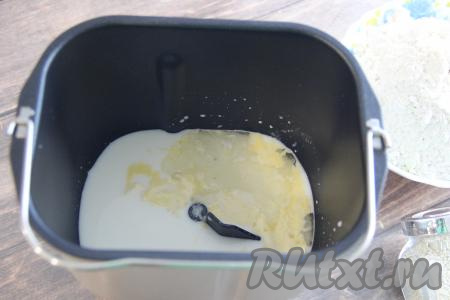 В чашу хлебопечки влить молоко комнатной температуры, добавить сахар, соль, растительное&nbsp; масло.&nbsp;