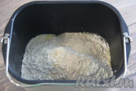 Всыпать просеянную муку, добавить сухие дрожжи. Закладку продуктов следует производить по инструкции к вашей хлебопечке. Крышку хлебопечки закрыть. Выставить режим "Белый хлеб", у меня он составляет 3 часа. Во время замеса теста должен сформироваться колобок теста, если тесто жидковато, тогда добавьте ещё немного муки.