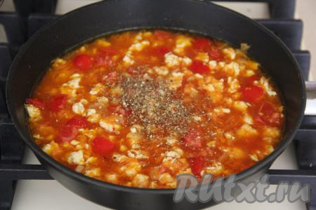 Влить воду, всыпать специи, перемешать, а после закипания тушить на небольшом огне 5-7 минут.