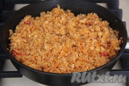 Затем перемешать кус-кус с фаршем.