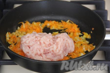 Добавить в сковороду фарш.