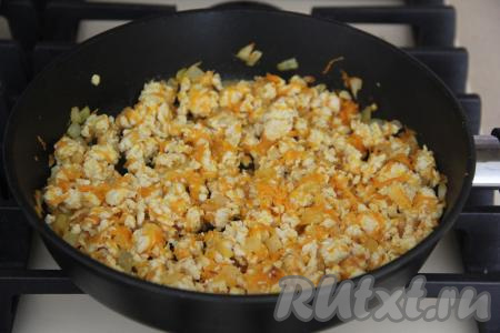 Обжаривать фарш в течение 7-10 минут (на обжаривание куриного фарша достаточно будет 5-7 минут, на обжаривание свиного или говяжьего фарша понадобится минут 10), разбивая комочки.