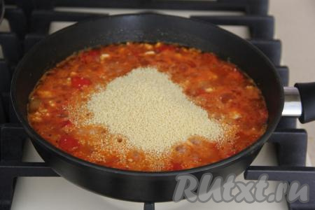 ​​​​​​​​​​​​​​Всыпать кус-кус в сковороду с фаршем.