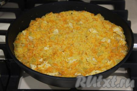 Перемешать готовое блюдо, кус-кус получится рассыпчатым.