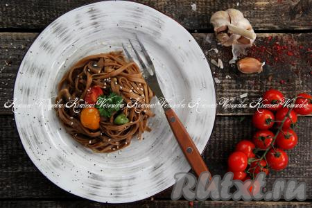 Гречневая лапша с грибами и овощами