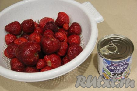 Клубнику перебрать, удаляя листочки, затем промыть ягоды, выложив их в дуршлаг. Дать ягодкам немного обсохнуть.&nbsp;