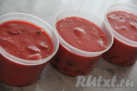 Клубнику, нарезанную на кусочки, разложить по лоточкам или пластиковым коробочкам. Залить кусочки клубники смесью клубничного пюре и сгущёнки.