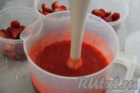 Пробить часть ягод погружным блендером.&nbsp;