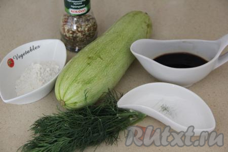 Подготовить продукты для приготовления кабачков в соевом соусе с чесноком на сковороде. Кабачок лучше брать молодой (с тонкой шкуркой и мелкими семечками), если же шкурка жестковата, её нужно срезать, крупные семечки тоже лучше удалить. Укроп вымыть, лишнюю влагу стряхнуть. Очистить зубчик чеснока.