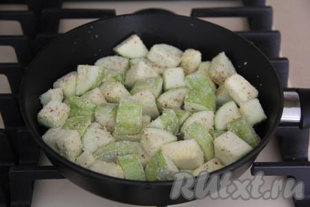 В сковороду влить масло и разогреть. Выложить кабачки в сковороду.