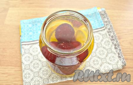 Банку со сливами и апельсином до самого верха заливаем кипятком.