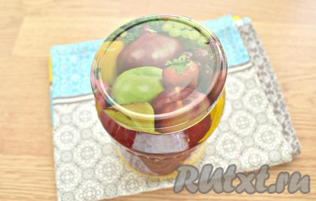 Накрываем банку крышкой и оставляем в таком положении на 5 минут.