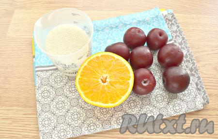 Подготовим нужные ингредиенты для приготовления компота из слив с апельсином на зиму. Заранее стерилизуем банку (я стерилизую над паром), крышку стерилизуем в кипящей воде 3-5 минут.