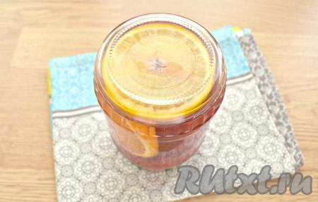 Банку с компотом из слив и апельсина ставим вверх дном, укрываем в одеяло (или плед) и полностью остужаем (обычно в течение суток).&nbsp;